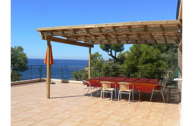 Waterfront level 7 people, direct access to the sea in 1 min