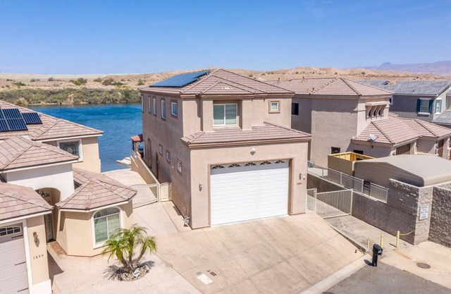 Waterfront Luxury with Private Boat Dock, Elevator, Jaccuzzi