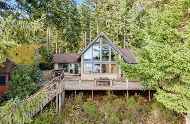 Waterfront Retreat: Eldon House on Hood Canal