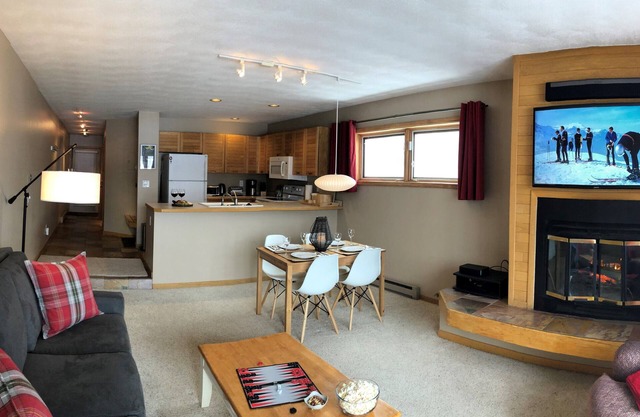 Waterfront Retreat on Lake Dillon. Lake/Mtn Views. Great Access to Skiing.