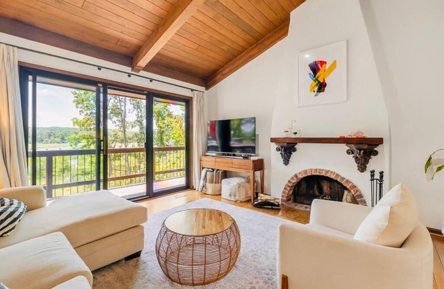 Waterfront Spanish Villa minutes from the city!