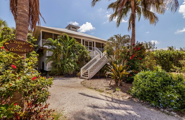 Waterfront Steps to Beach, Huge Deck, 1 pet, Kayaks, SUP, Dock sleeps 8