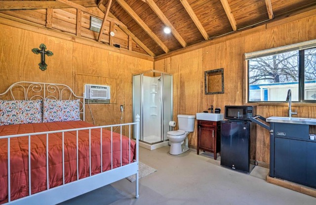 Waterfront Studio with Fire Pit on Lake Dunlap!
