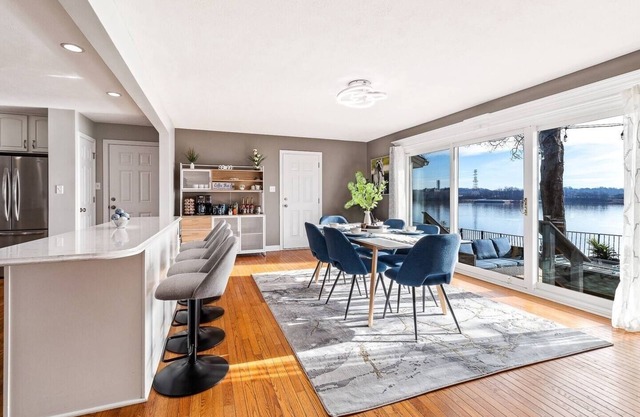Waterfront|Views|Newspaper featured|Theater|Hot Tub|Pets|Sauna|Luxe Amenities
