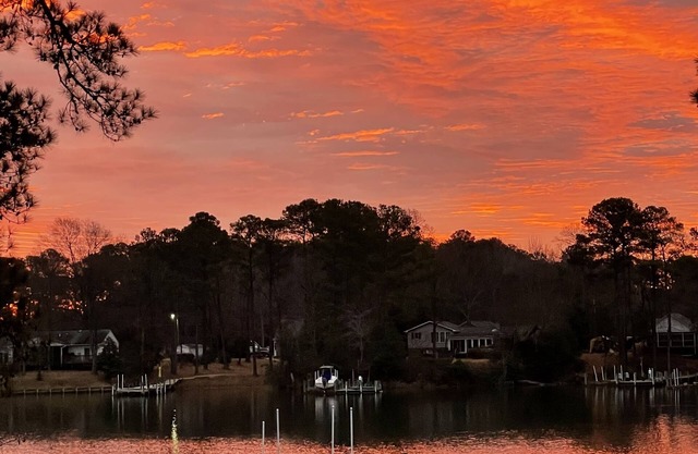 Waterfront with dock, kayaks, canoe, 4-bedroom, sleeps 10