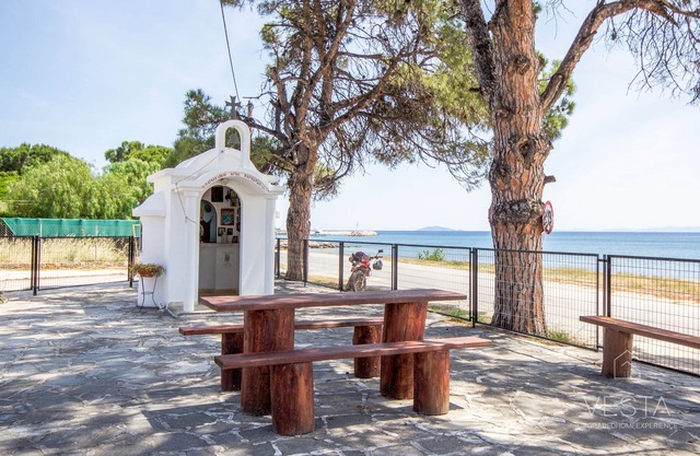 Waterlily 3-bedroom Maisonette, 75m to sandy beach