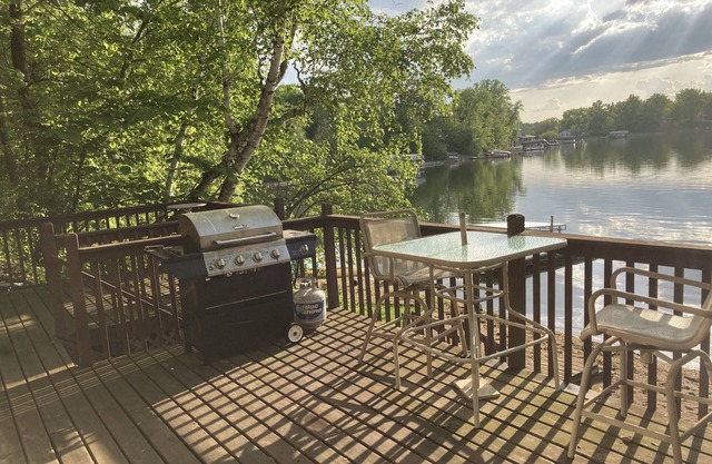 Waters Edge - Year Round 4 Bedroom Lakehome with Pontoon and Sandy Beach.