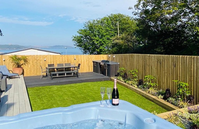 Waves Falmouth-hot tub games room very close to Swanpool beach and Falmouth GC