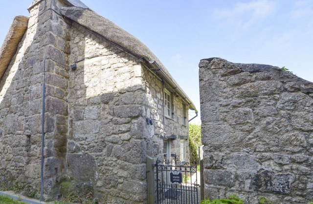 WEAVER'S COTTAGE, pet friendly, character holiday cottage in Chagford