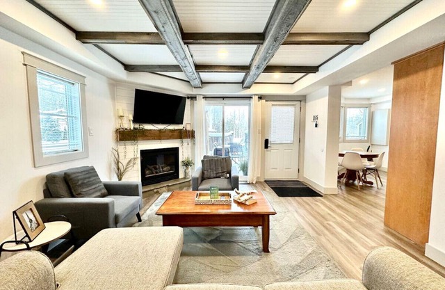 Welcome to PonyTrail Spacious Family Townhome.Dog Friendly.Minutes to Blue Mountain