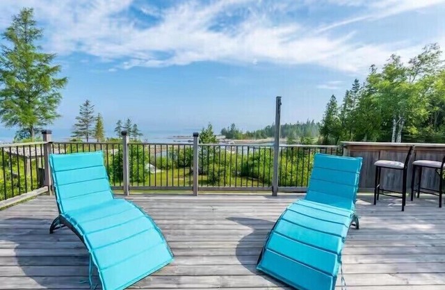Welcome to Sunset Cove — a serene waterfront cottage near Tobermory, where turquoise waters meet star-filled skies. Enjoy sunsets, Northern Lights, a private dock, and cozy nights by the fire. Your unforgettable escape awaits.