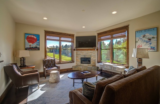 Welcome to the Bozeman Treehouse on Main Street - private heated garage