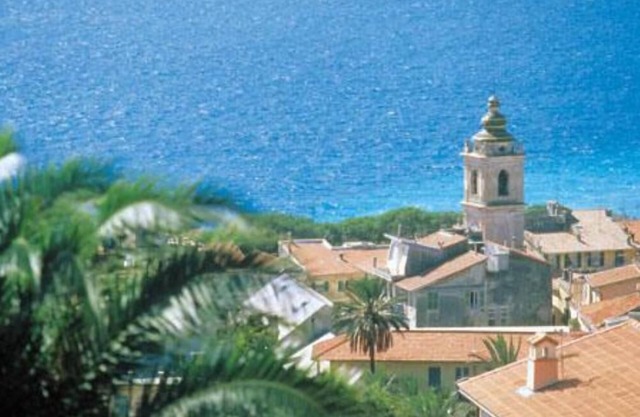 Welcoming apartment just steps from the sea.