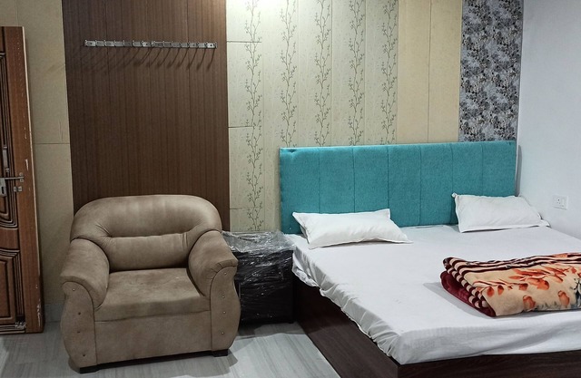 welcoming Varanasi with WiFi, AC. Enjoy your stay couple and family couple