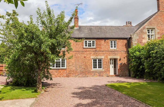 WELL HOUSE FARM FLAT 1, pet friendly, with a garden in Bretton