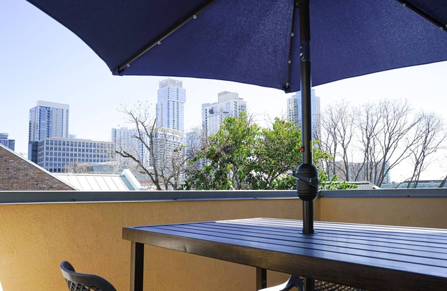 West 6th Condo + Walk to DT - Pecan Pad!