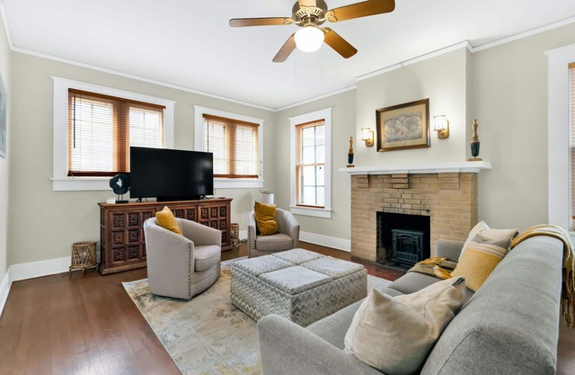 West Campus Charm – Private 2 BDR Retreat Close to UT! Walk to Shopping & Dining