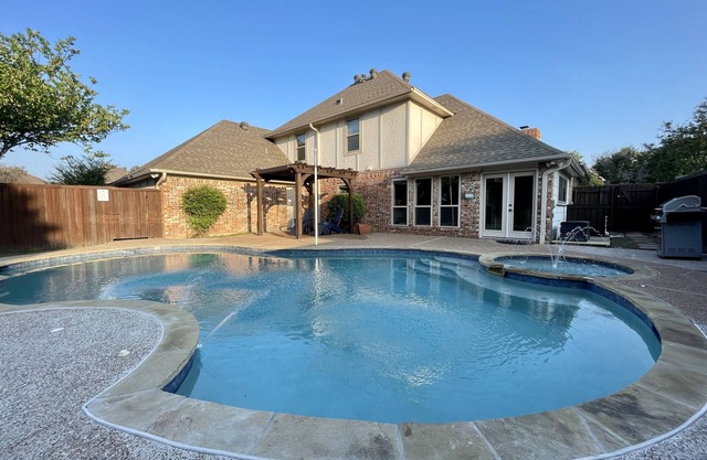 West Plano House w/Pool. Near running/biking trail, dog park and water park