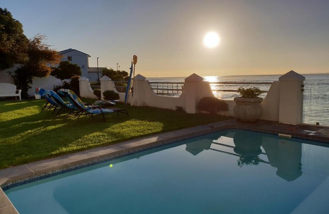 Westbank Private Beach Villa, 4 Bedrooms, Private pool, on the Beach!