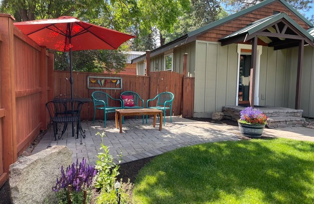 Westside Cottage │Fenced Yards │Hot Tub │One Block to Galveston │Guest Favorite