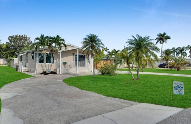 Where dreams come true in this 3-bedroom house in delightful Fort Myers,FL.