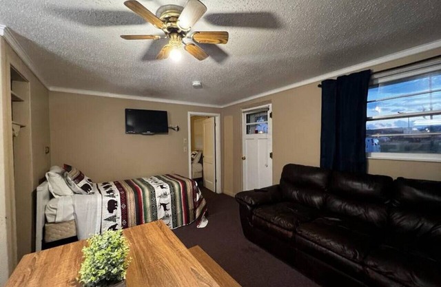 Whetstone Bay Lodge Room 8 - Sleeps 5