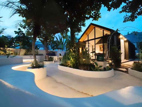White Garden & Pool 120" Home Cinema Maerim
