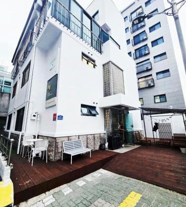 White Green Guesthouse
