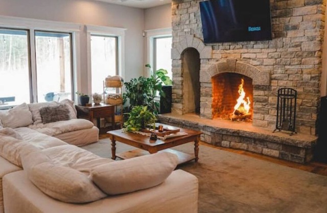 White Mountain Mansion -Secluded property, PETS OK, THEATRE ROOM, GAME ROOM, GYM