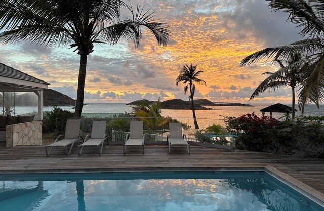 WHITE PEARL, A seafront Caribbean Jewel in front of Pinel Island