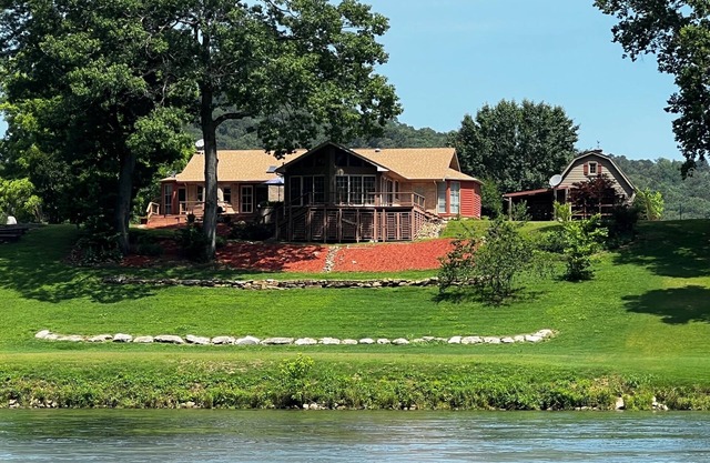White River Retreat and Adjacent 1 Bedroom Cabin! Bring the entire gang!