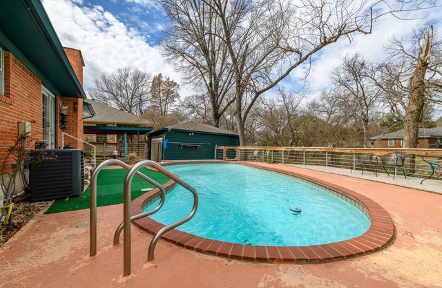 White Rock Poolside Retreat- 4 Beds & a Private Pool