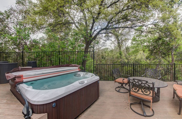 Whole Home Air Cleaner, Quiet surroundings, deck and Jacuzzi, near golf course