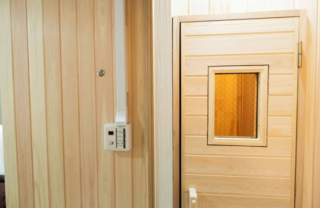 Whole House Rental/16 guests/Sauna,parking,parties
