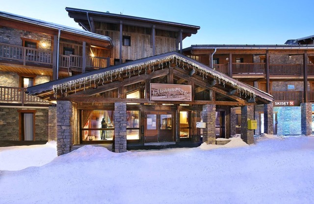 Wifi, 150m from ski slopes, fitness, swimming pool, sauna, hammam, balcony, fireplace or stove, tv