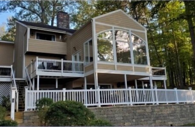 Wifi, hot tub, pool table, air hockey, and fully loaded boat house!. This is Lake Lxury!