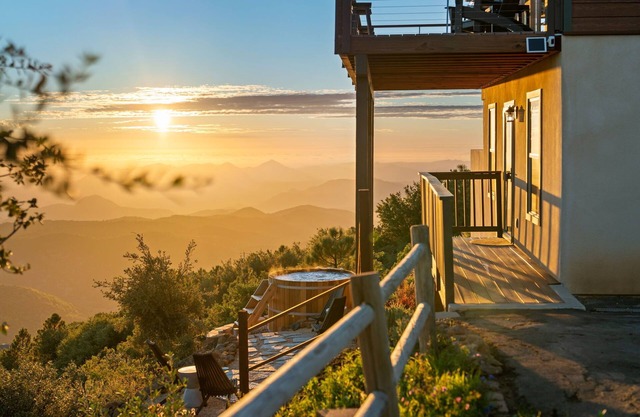 Wild Moon Ranch — Mountain-Top Retreat with Panoramic Lake Views, Pickleball & Cedar Hot Tub