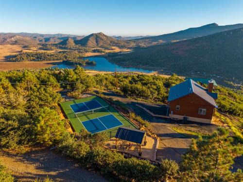 Wild Moon Ranch Pickleball, Cedar Tub & Views