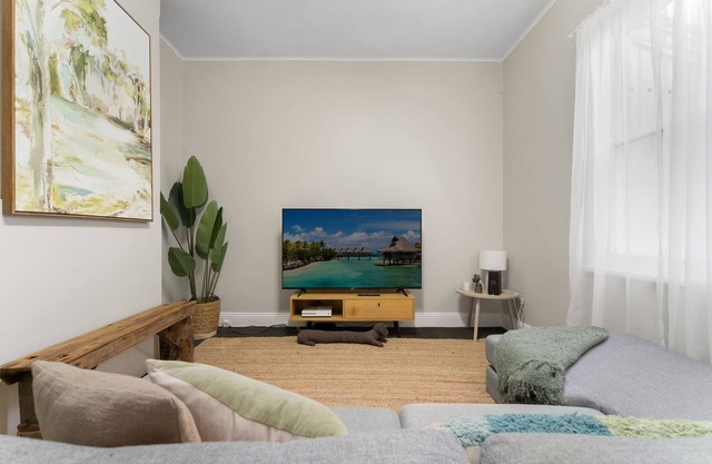 William House - Heart of Bathurst - Sleeps 6