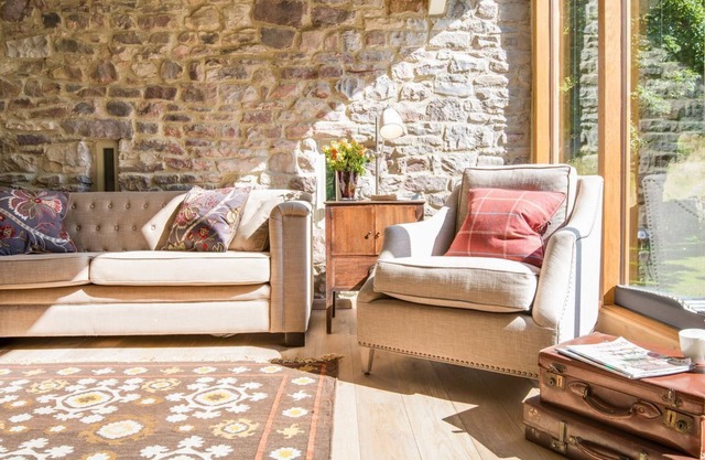 WILLIAMSTON BARN - a holiday home that sleeps 8 guests in 4 bedrooms