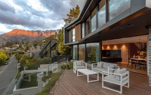 Willow Waters - lakeside luxury - a Relax it's Done holiday home