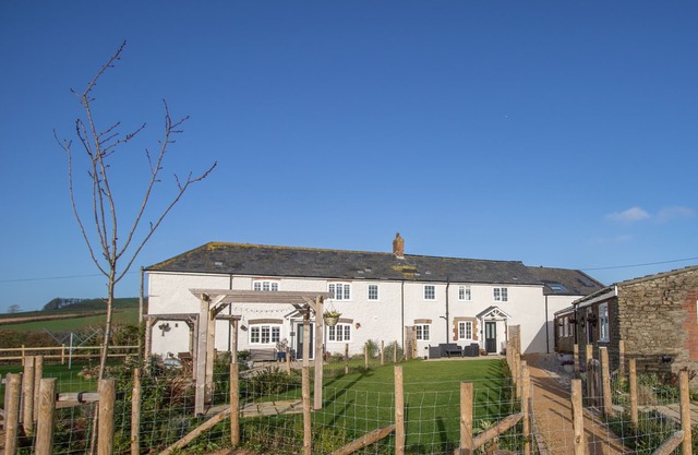 WILLOWBROOK COTTAGE, pet friendly, with a garden in Litton Cheney