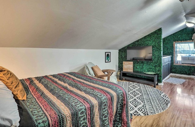 Wilmore Treehouse Studio: Near Parks & Trails