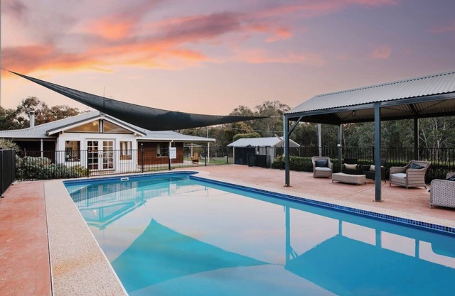 Wilpine Poolside Country Luxury near Town