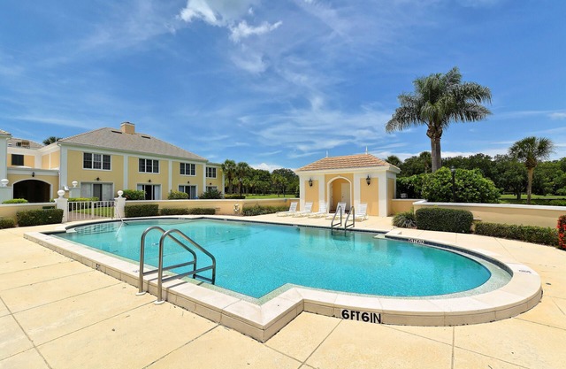 Windsor Lodge Unit 15, studio, close to the beaches, pool access