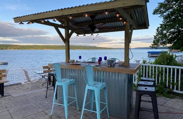 WINE COUNTRY modern Lake House , 6 bedrooms , sleeps 20