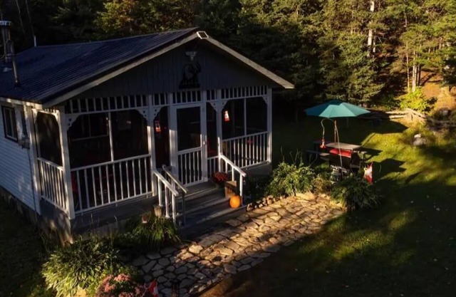 Winter Wildlife Getaway For 2. Indoor fire, snowshoeing, home cooked breakfast n