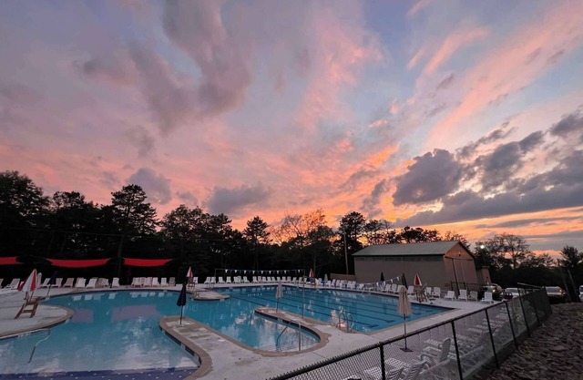 Winter Wonderland Chalet wArcades, Pool Table, Fire pit, Lake, Pools & Ski Lifts