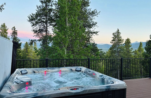 WinterPark Chalet-3br/2ba. 2decks/hottub/mtn views. Skiing/Hiking/Biking nearby.