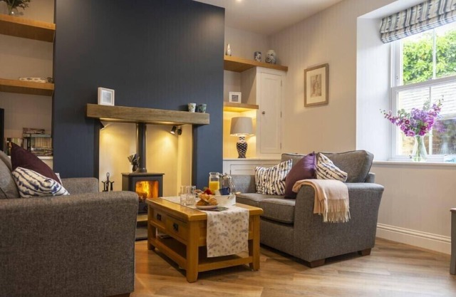 WISTERIA COTTAGE, family friendly, with open fire in Warkworth